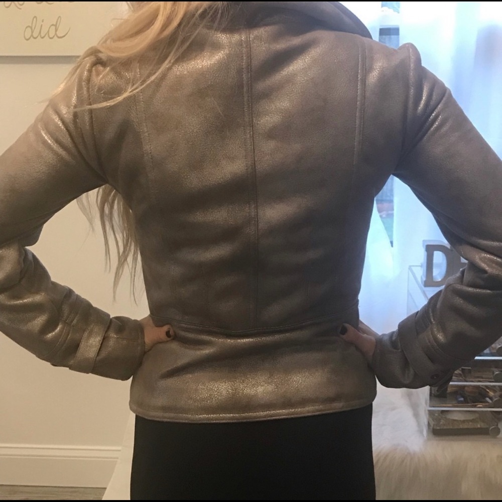 Woman’s Jacket - Picture 2 of 7